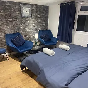 spacious-bedroom-with-en-suite-toilet-and-free-parking.brighton-hotels-england.com/